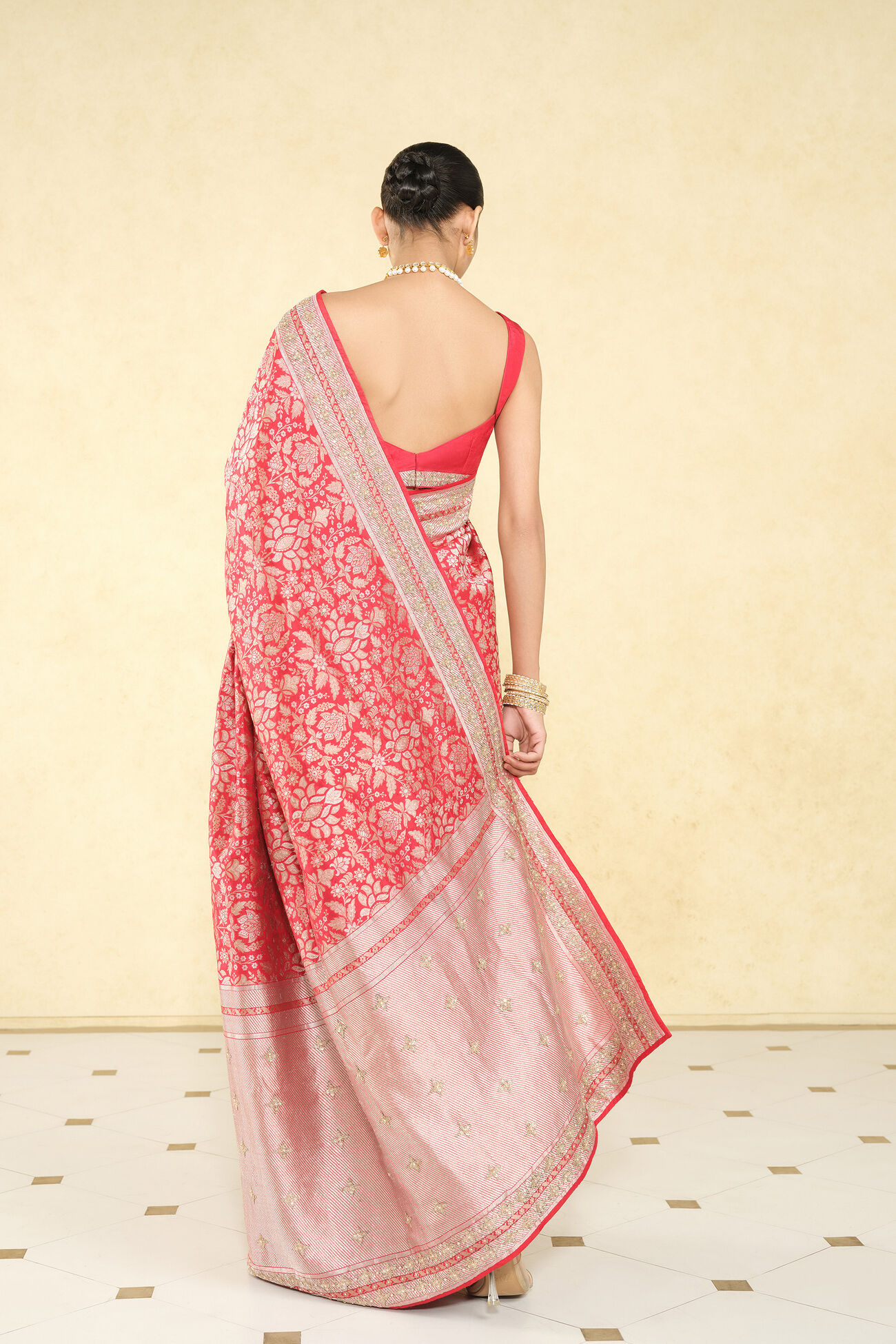 Bhaanavi Handwoven Benarasi Saree in Red - Image 5