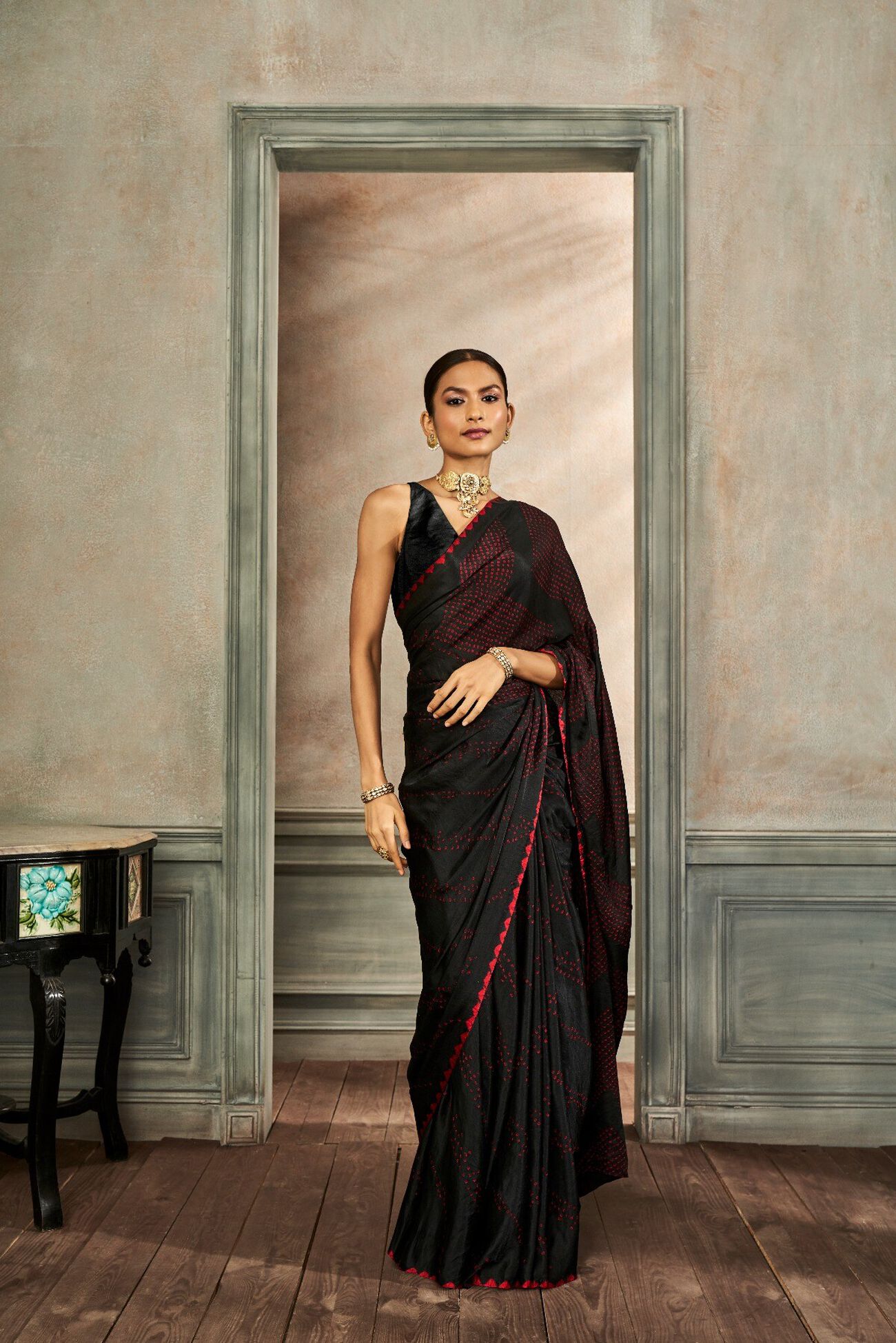 Deetya Classic Bandhani Saree in Black/Red - Image 5