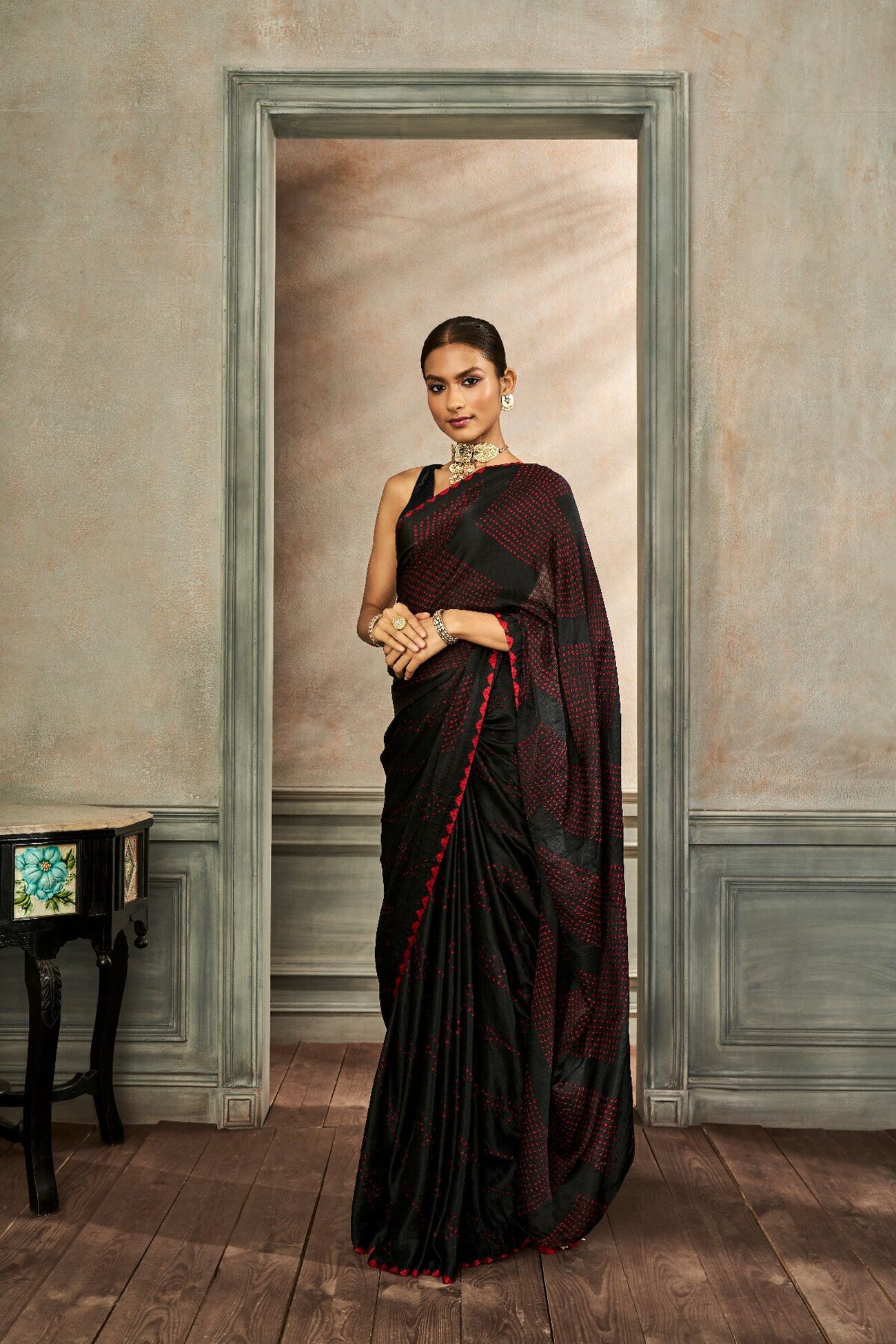 Deetya Classic Bandhani Saree in Black/Red - Image 2